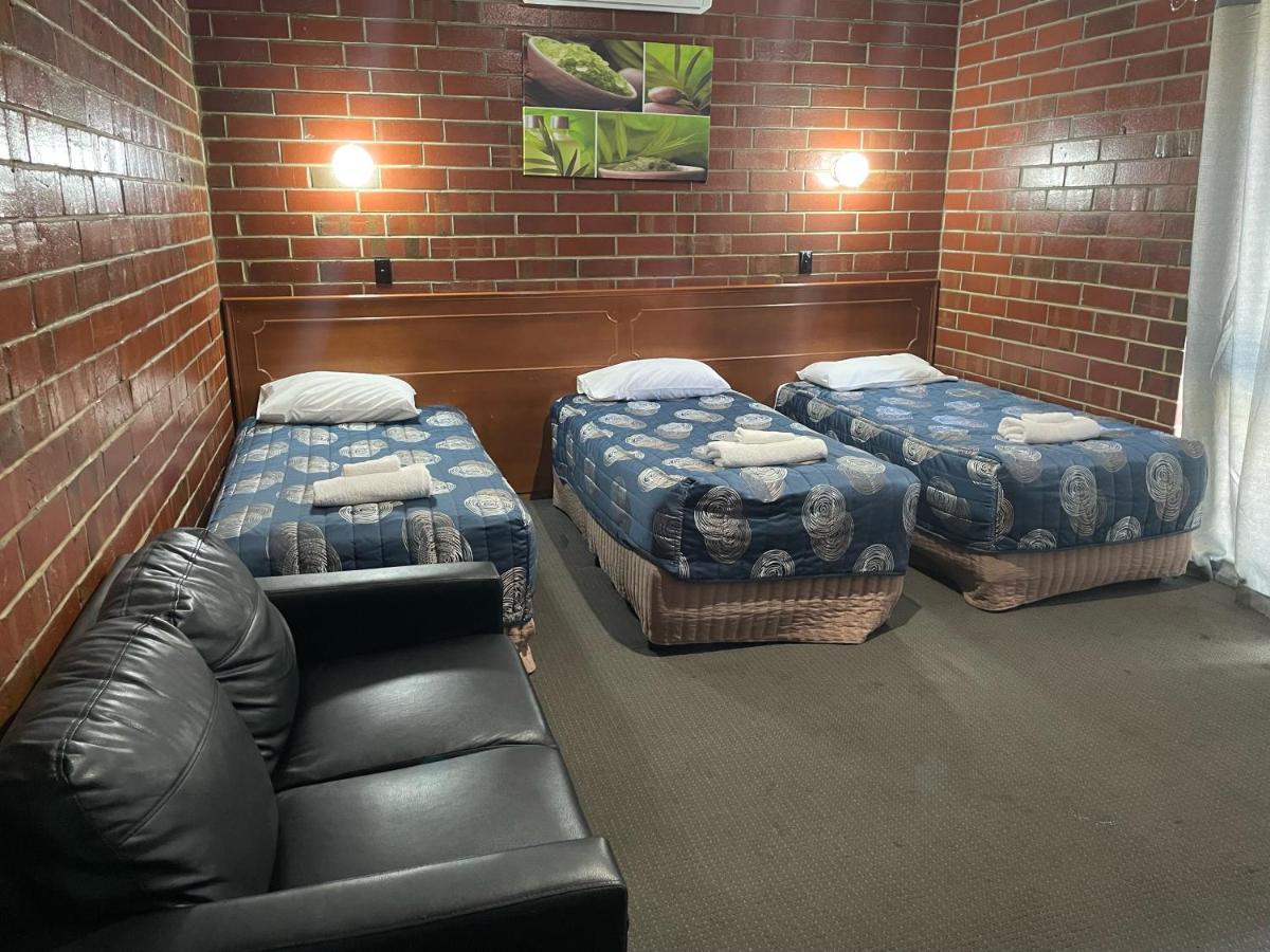 אינגלה פארם Pavlos Motel מראה חיצוני תמונה